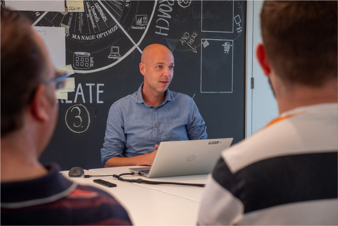 Collega Michel verteld enthousiast een verhaal aan collega's